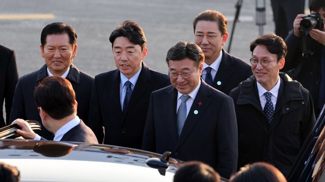 주요 20개국(G20) 정상회의 참석을 계기로 아프리카·중동 4개국 순방을 마치고 귀국한 이재명 대통령이 지난 11월 26일 성남 서울공항에서 차량에 탑승하고 있다. (왼쪽부터) 더불어민주당 정청래 대표, 강훈식 대통령비서실장, 윤호중 행정안전부 장관, 김병기 원내대표, 김민석 국무총리. [사진=연합뉴스]