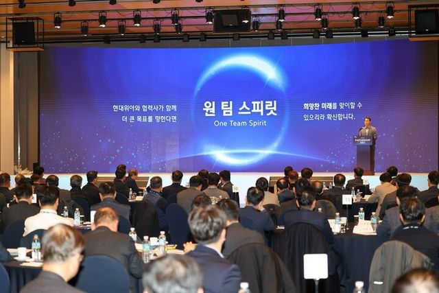 정재욱 현대위아 사장이 지난 7일 제주도 서귀포시 해비치호텔앤드리조트 제주에서 ‘2025년 파트너십 데이’에서 현대위아의 비전을 발표하고 있다. [사진=현대위아]