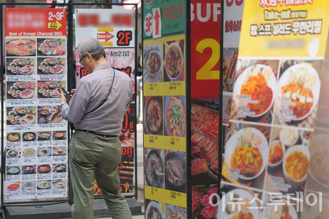 서울 중구 명동거리에 세워진 음식점 메뉴 입간판. [사진=이뉴스투데이DB]
