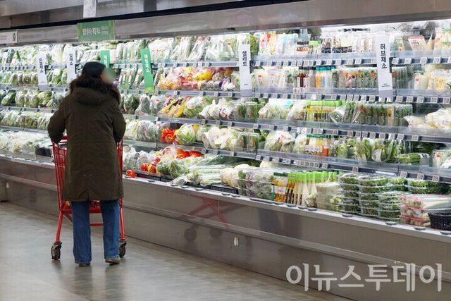 서울 중구의 한 대형마트에서 이용객이 물건을 고르고 있다. [사진=이뉴스투데이DB]