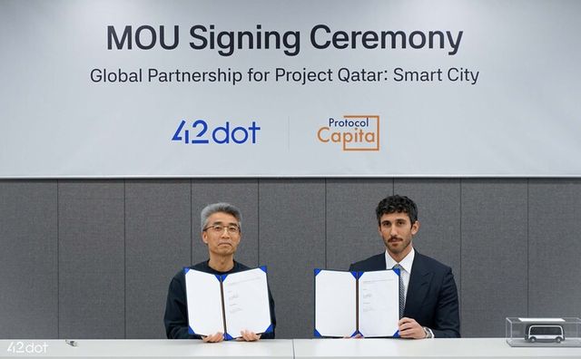 (왼쪽부터) 송창현 포티투닷 대표, 아흐메드 알 주파이리(Ahmad Al Jufairi) 프로토콜캐피탈 그룹 회장이 1월 15일 포티투닷 신사옥에서 카타르 스마트시티 사업 업무협약 체결 후 기념사진을 촬영했다. [사진=포티투닷]