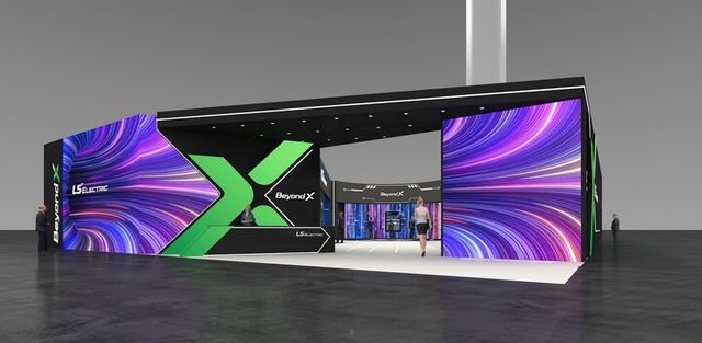 구자균 LS일렉트릭 회장(첫줄 왼쪽 세번째)과 참관객들이 지난해 전기산업대전 LS일렉트릭 부스에서 기념촬영을 하고 있는 모습. [사진=LS일렉트릭]&nbsp;