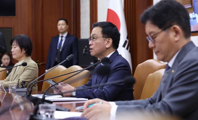 최상목 대통령 권한대행 부총리 겸 기획재정부 장관이 12일 정부서울청사에서 열린 국정현안관계장관회의 겸 경제관계장관회의 겸 산업경쟁력강화관계장관회의를 주재하고 발언하고 있다. [사진=연합뉴스]