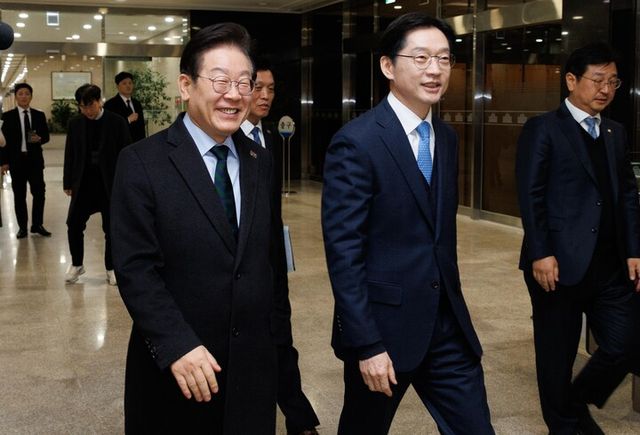 이재명 더불어민주당 대표가 13일 국회에서 김경수 전 경남도지사를 만나 회동 장소로 이동하고 있다. [사진=연합뉴스]