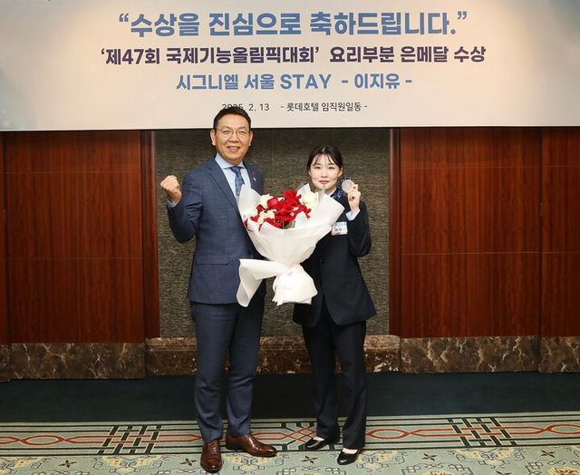 정호석 롯데호텔앤리조트 대표(왼쪽)와 시그니엘 서울 이지유 셰프가 기념 촬영을 하고 있다. [사진=롯데호텔앤리조트]