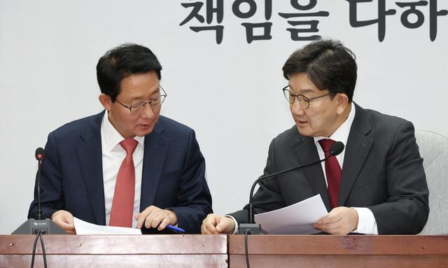 국민의힘 권성동 원내대표(오른쪽)와 김상훈 정책위의장이 14일 국회에서 열린 원내대책회의에서 자료를 살피며 대화하고 있다.[사진=연합뉴스]