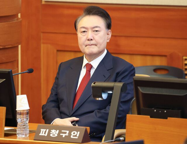 윤석열 대통령이 지난 13일 서울 종로구 헌법재판소 대심판정에서 열린 윤석열 대통령 탄핵심판 8차 변론기일에 출석해 있다. [사진=연합뉴스]