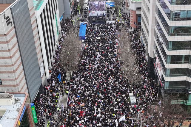 15일 오후 광주 동구 금남로에서 개신교 단체 세이브코리아가 윤석열 대통령 탄핵 반대와 석방을 촉구하는 국가비상기도회를 열고 있다. [사진=연합뉴스]