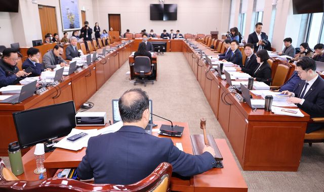 17일 국회 산업통상자원중소벤처기업위원회 산업통상자원특허소위원회에서 더불어민주당 소속 김원이 소위원장이 반도체법, 에너지3법 등 안건을 상정하고 있다. [사진=연합뉴스]