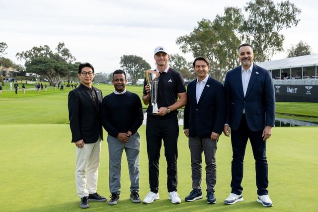 (왼쪽부터)&nbsp;제네시스사업본부장&nbsp;송민규&nbsp;부사장,&nbsp;테드&nbsp;멘지스테&nbsp;제네시스&nbsp;북미법인&nbsp;최고운영책임자(COO),&nbsp;'2025&nbsp;제네시스&nbsp;인비테이셔널'&nbsp;우승자&nbsp;루드비그&nbsp;오베리,&nbsp;현대차&nbsp;호세&nbsp;무뇨스&nbsp;대표이사&nbsp;사장,&nbsp;현대차&nbsp;랜디&nbsp;파커&nbsp;북미법인&nbsp;최고경영자(CEO)가&nbsp;기념&nbsp;촬영을&nbsp;하는&nbsp;모습. [사진=제네시스]