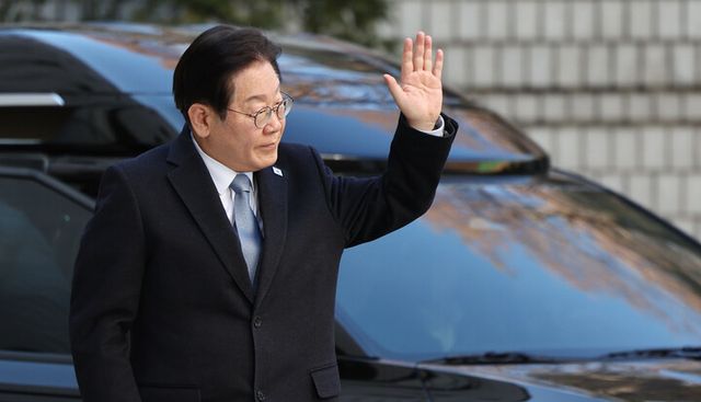 이재명 더불어민주당 대표가 18일 서울 서초구 서울중앙지법에서 열린 '대장동 배임·성남FC 뇌물' 관련 1심 속행 공판에 출석하며 지지자들에게 손을 들어 인사하고 있다. [사진=연합뉴스]