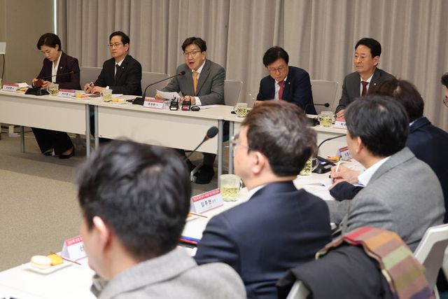 권성동 국민의힘 원내대표가 19일 경기 성남시 판교의 차량용 종합 반도체 기업 '텔레칩스'를 방문해 반도체 산업 위기 극복 방안을 논의하기 위한 현장 간담회를 하고 있다. [사진=연합뉴스]