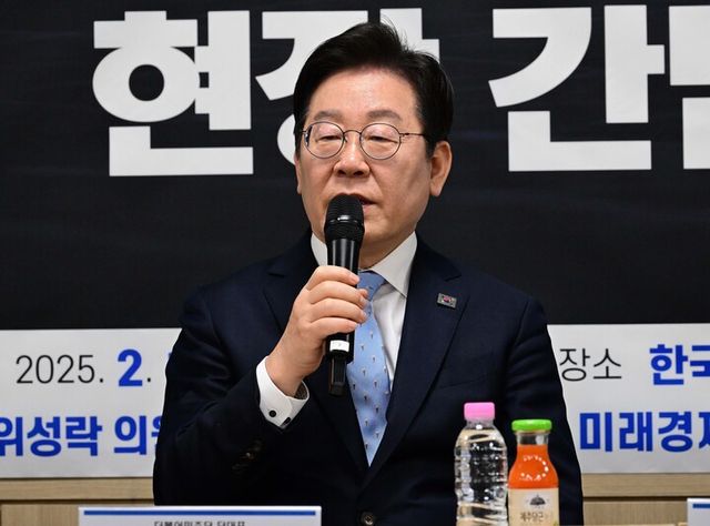 이재명 더불어민주당 대표가 19일 서울 마포구 한국방위산업진흥회에서 열린 '트럼프 시대 : 한미동맹과 조선산업·K-방산의 비전' 현장 간담회에서 발언하고 있다. [사진=연합뉴스]