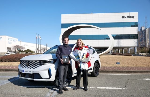 스테판 드블레즈 르노코리아 사장(왼쪽)은 19일 르노코리아 부산공장에서 마리아 카스티요 페르난데즈 주한 EU대사가 공식차량으로 사용할 그랑 콜레오스 이테크 하이브리드를 전달했다. [사진=르노코리아]