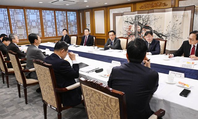 최상목 대통령 권한대행 부총리 겸 기획재정부 장관이 21일 정부서울청사에서 대외경제 현안 간담회를 주재하고 있다. [사진=기획재정부]