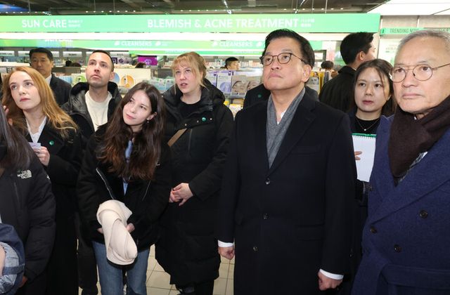 최상목 대통령 권한대행 부총리 겸 기획재정부 장관과 유인촌 문화체육관광부 장관이 21일 외국인 관광객 현장과 코리아그랜드세일 현황 점검을 위해 명동을 방문해, 올리브영 명동타운점에서 외국인들과 상품 설명을 듣고 있다. [사진=연합뉴스]