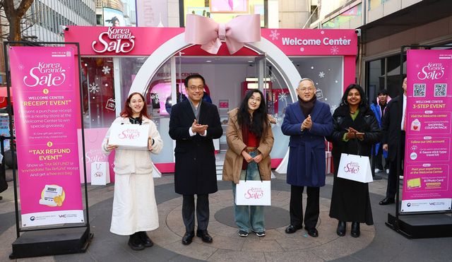 최상목 대통령 권한대행 부총리 겸 기획재정부 장관과 유인촌 문화체육관광부 장관이 21일 서울 명동 코리아그랜드세일 웰컴센터에서 외국인 관광객들과 기념촬영을 하고 있다.