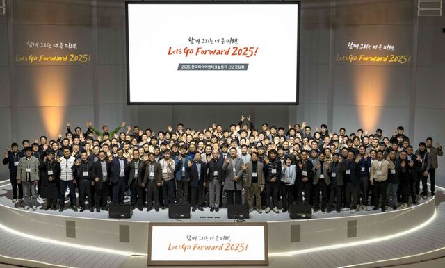 (가운데) 한국타이어앤테크놀로지 이상훈 사장과 딜러사 관계자들이 신년 간담회 개최 기념 촬영을 하고 있다. [사진=한국타이어]