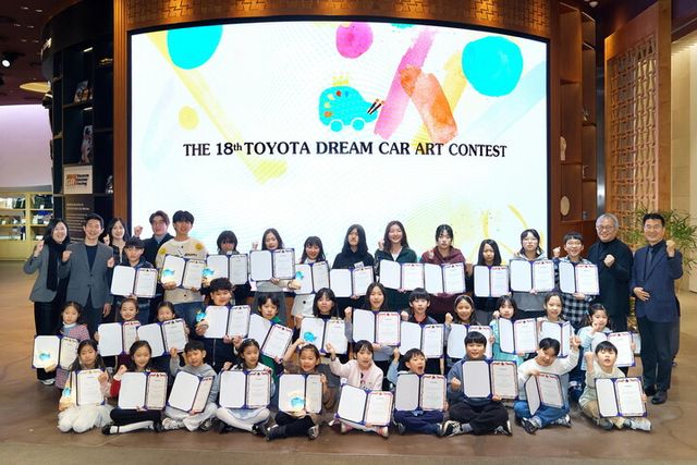 ‘토요타 드림카 아트 콘테스트’ 국내 예선 시상식. (뒷줄 왼쪽부터) 윤은진 한국토요타자동차 부장, 한국이병진 부사장 (뒷줄 오른쪽부터) 김형준 한국토요타자동차 이사, 홍익대학교 미술대학 산업디자인학과 이근 교수. [사진=한국토요타자동차]