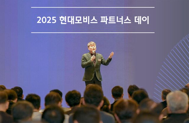 현대모비스는 지난 21일 제주 해비치 호텔에서 협력사 대표 220여명을 초청해 ‘2025 파트너스 데이’를 개최하고, 우수협력사에 대한 시상을 진행했다. 이날 행사에서 이규석 현대모비스 사장은 “진정성 있는 소통으로 협력사와 함께 하는 선순환 체계를 구축하겠다”고 강조했다. [사진=현대모비스]