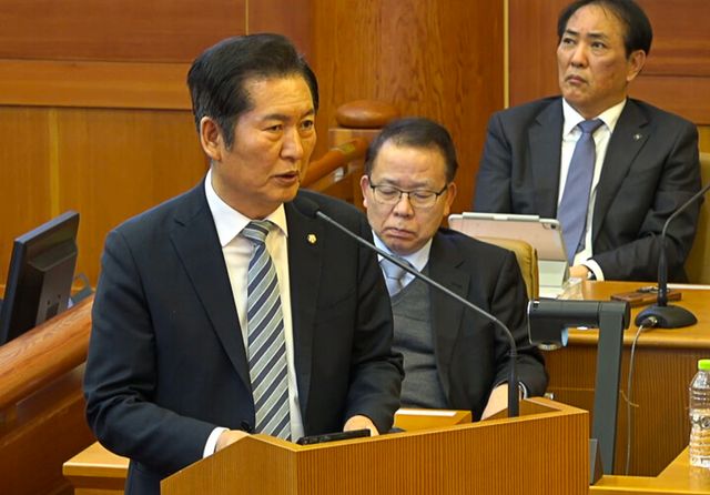 정청래 국회 탄핵소추단장이 25일 서울 종로구 헌법재판소에서 열린 윤석열 대통령 탄핵심판 11차 변론에서 최종 의견 진술을 하고 있다. [사진=헌법재판소]