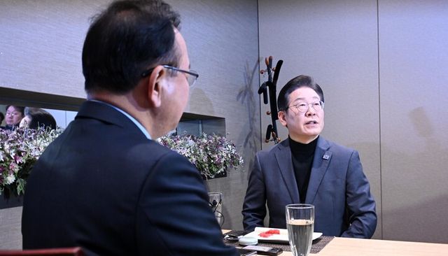 이재명 더불어민주당 대표가 24일 서울 여의도 한 식당에서 김부겸 전 국무총리를 만나 대화하고 있다. [사진=연합뉴스]