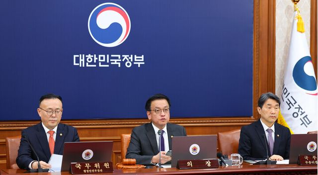 최상목 대통령 권한대행 부총리 겸 기획재정부 장관이 25일 정부서울청사에서 열린 국무회의를 주재하며 발언하고 있다. [사진=연합뉴스]