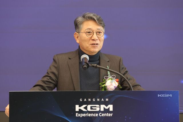 KGM 곽재선 회장이 지난 25일 열린 ‘KGM 익스피리언스 센터 강남’ 개관식에서 인사말을 하고 있다. [사진=KGM]