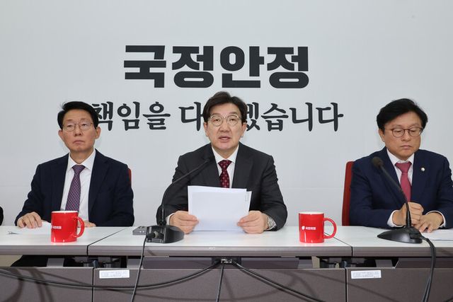 권성동 국민의힘 원내대표가 27일 서울 여의도 국회에서 '반도체특별법' 등 현안 관련 기자간담회를 하고 있다. [사진=연합뉴스]