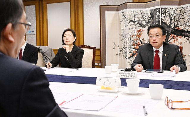 최상목 대통령 권한대행 부총리 겸 기획재정부 장관이 27일 정부서울청사에서 열린 대외경제현안간담회를 주재하고 있다. [사진=기획재정부]