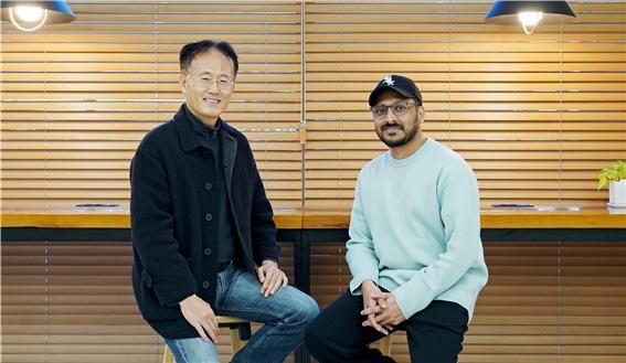 (왼쪽부터)전기전자컴퓨터공학과 이흥노 교수, RAHMAN S M WAHIDUR 학생. [사진=GIST]