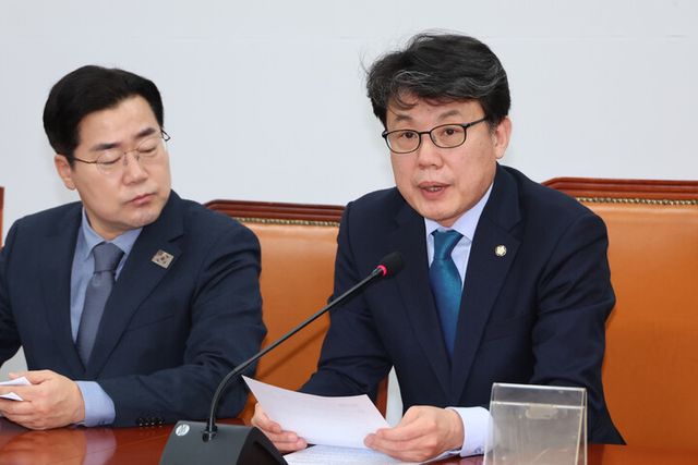 진성준 더불어민주당 정책위의장이 27일 서울 여의도 국회에서 열린 정책조정회의에서 발언하고 있다. 2025.2.27