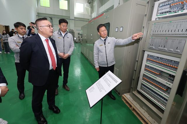 황주호 한국수력원자력 사장이 이투에스 현장을 둘러보고 있다. [사진=한국수력원자력]
