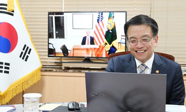 최상목 대통령 권한대행 부총리 겸 기획재정부 장관이 28일 오전 정부서울청사에서 스콧 베센트 미국 재무장관과 화상 면담을 하고 있다. [사진=기획재정부]
