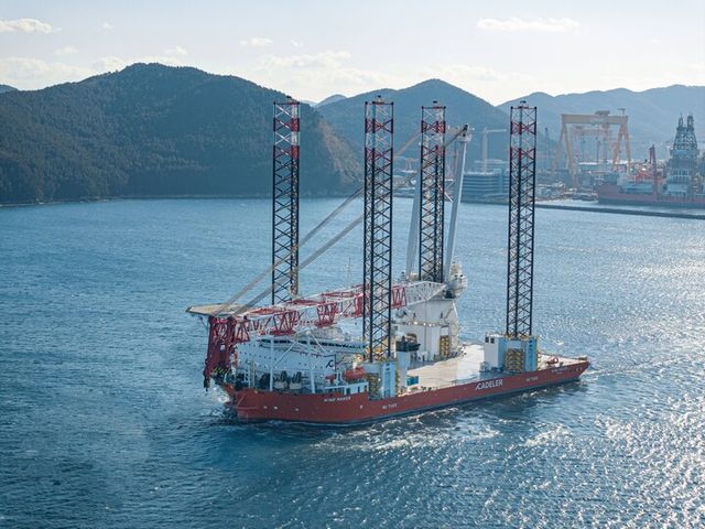 한화오션이 건조한 대형 해상풍력발전기 설치선(WTIV) 시운전 모습. [사진=한화오션]