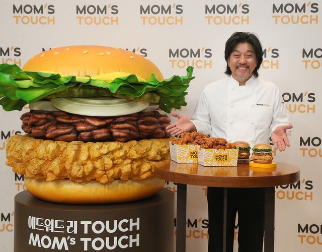 맘스터치가 준우승자 에드워드 리 셰프와 협업해 버거 2종과 치킨으로 구성된 ‘에드워드 리 셰프 컬렉션’을 준비했다. [사진=맘스터치앤컴퍼니]