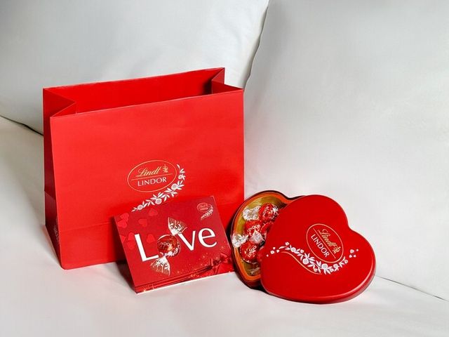 글래드 호텔 ‘비 마이 하트 패키지’ 혜택으로 제공하는 ‘린도볼 밀크 선물 세트’. [사진=글래드 호텔앤리조트]