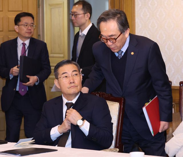 신원식 국가안보실장(왼쪽)이 지난 4일 정부서울청사에서 열린 대외경제현안간담회에 참석해 조태열 외교부 장관과 대화하고 있다. [사진=연합뉴스]