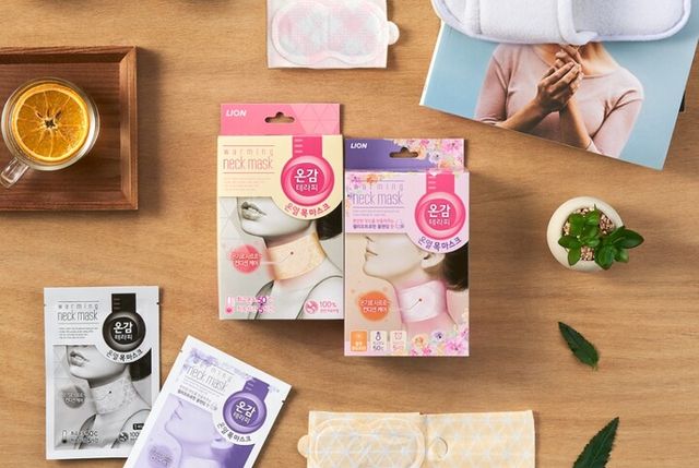 라이온코리아 ’온감테라피 온열 목 마스크’ 2종 연출컷. [사진=라이온코리아]