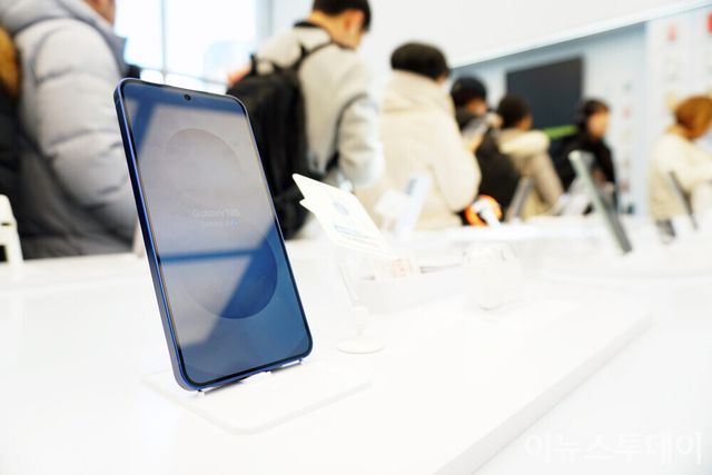 삼성전자의 새 플래그십 스마트폰 ‘갤럭시S25’ 시리즈의 사전 개통이 시작된 4일 오후 서울 서초구 삼성 강남에 전시된 ‘갤럭시S25’ 뒤로 고객들이 제품을 수령받기 위해 줄을 서고 있다. [사진=안경선 기자]