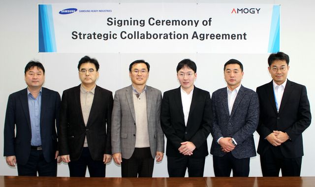 김경희 삼성중공업 부사장(왼쪽 세번째)과 우성훈 아모지 대표이사(왼쪽 네번째) 등 양사 관계자들이 SCA 체결 기념 촬영을 하고 있다. [사진=삼성중공업]