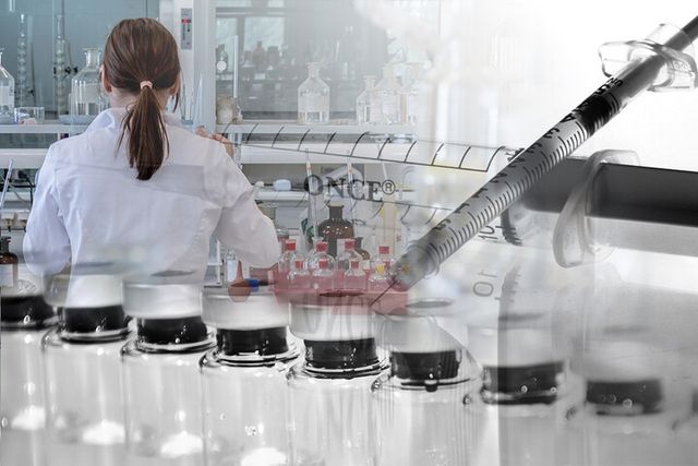 마이크로바이옴은 체내에 서식하는 ‘미생물(Microbe)’과 ‘생태계(Biome)’를 합친 용어로, 인체에 사는 세균과 바이러스 같은 각종 미생물들을 의미한다. [사진=픽사베이·프리픽, 그래픽=이승준 기자]