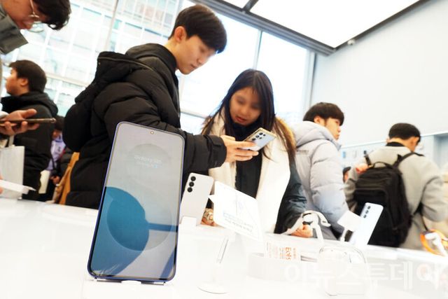 삼성전자의 새 플래그십 스마트폰 ‘갤럭시S25’ 시리즈의 사전 개통이 시작된 지난 4일 오후 서울 서초구 삼성 강남에 전시된 ‘갤럭시S25’ 뒤로 한 고객이 제품을 체험하고 있다. [사진=안경선 기자]