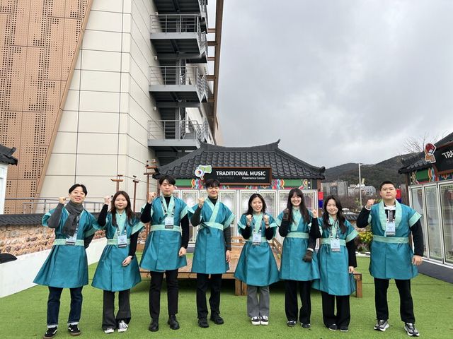 한국수력원자력이 2025 에이펙 64명으로 구성된 한수원봉사단의 활동을 개시했다. [사진=한국수력원자력]