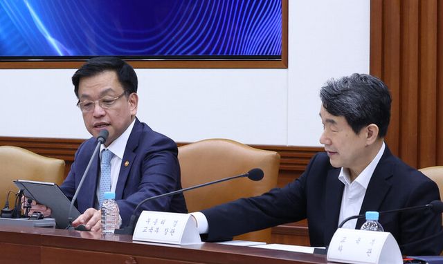 최상목 대통령 권한대행 부총리 겸 기획재정부 장관이 10일 정부서울청사에서 열린 민생경제점검회의에서 발언을 마친 뒤 이주호 사회부총리 겸 교육부 장관에게 마이크를 넘기고 있다. [사진=연합뉴스]