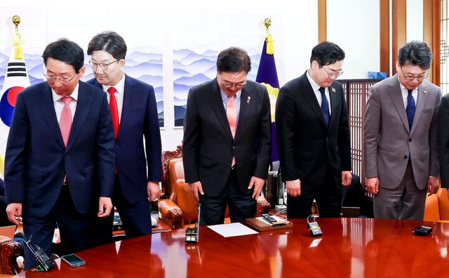 우원식 국회의장, 국민의힘 권성동 원내대표, 더불어민주당 박찬대 원내대표가 10일 서울 여의도 국회 의장실에서 열린 국정협의회에 앞서 기념 촬영을 마친 후 자리로 향하고 있다. [사진=연합뉴스]