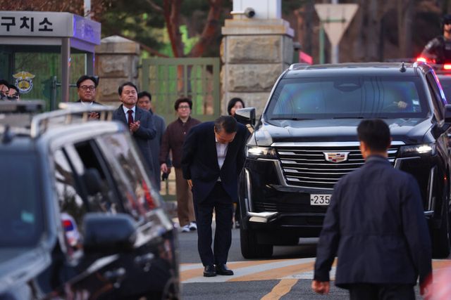 윤석열 대통령이 지난 8일 경기도 의왕시 서울구치소 정문을 나서며 경호차량에서 내려 지지자들에게 인사하고 있다. [사진=연합뉴스]