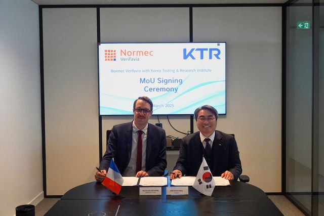 김현철 KTR&nbsp;원장(사진 오른쪽)이 프랑스&nbsp;Normec Verifavia&nbsp;니콜라스 뒤센 대표와 상호 협력을 위한 업무협약을 체결했다.[사진=KTR]