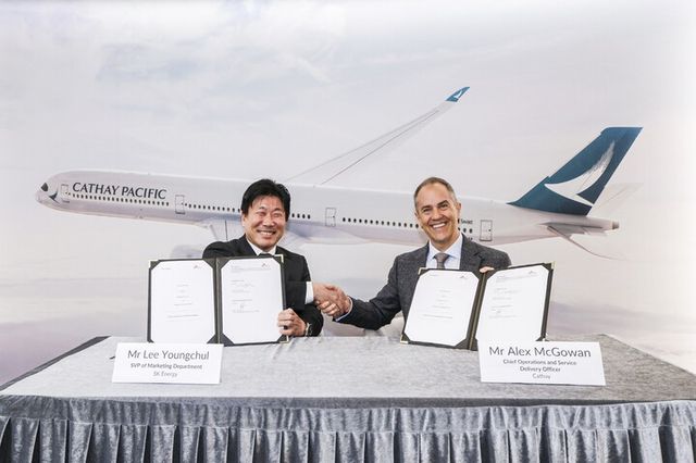 이영철 SK에너지 마케팅본부장(왼쪽)과 알렉스 맥고완 캐세이퍼시픽항공 운영 및 서비스 제공 최고 책임자(오른쪽)가 10일 홍콩 캐세이퍼시픽항공 본사에서 SAF 공급 계약을 체결하고 있다. [사진=SK이노베이션]