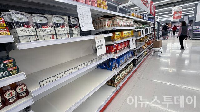 11일 서울 한 홈플러스 매장의 상품 매대가 비어있다. [사진=안경선 기자]